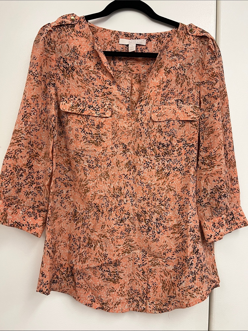 Banana Republic Heritage Peach Animal Print Split V-Neck Blouse Shirt Top Small